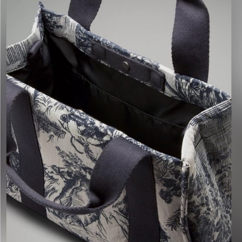 Lululemon RARE Mini Tote Print in Sketch Turtledove Navy/Obsidian 4.5L - Picture 4 of 6
